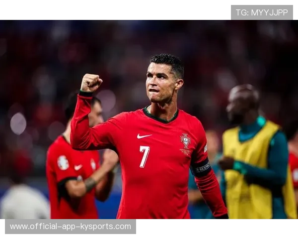 大反转！曼联名宿爆争议发言：C罗很意外，曼联官宣c罗