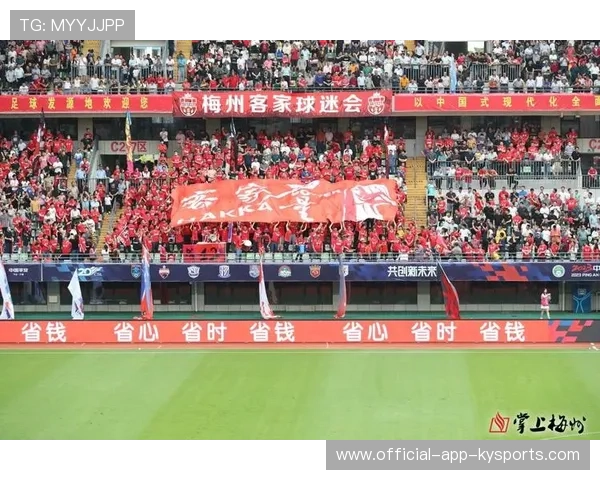 球迷支持,现场氛围空前火爆!,球迷互动 球迷支持,现场氛围空前火爆!,球迷互动